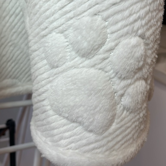 Humane Society Christmas Tree Skirt Faux Fur with Paw Prints, 56" round NWT - Picture 8 of 16